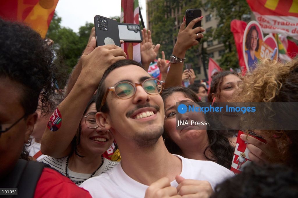 RIO DE JANEIRO, BRAZIL, OCTOBER 2, 2026: Brazilian President and presidential candidate Luiz Inacio Lula da Silva leads a campaign march through central Rio de Janeiro, travelling from Candelaria toward Cinelandia as thousands of supporters gather ahead of the first round of Brazil's general election. Lula, who is seeking re-election, used the event to mobilize supporters two days before voters head to the polls on October 4. Photo by Mariana Greif / JNA Press. (Photo by Mariana Greif/JNA Press via Nexpher Images)