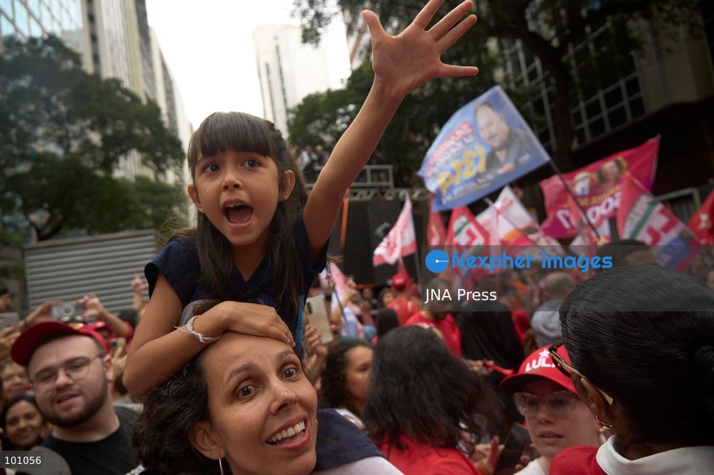 RIO DE JANEIRO, BRAZIL, OCTOBER 2, 2026: Brazilian President and presidential candidate Luiz Inacio Lula da Silva leads a campaign march through central Rio de Janeiro, travelling from Candelaria toward Cinelandia as thousands of supporters gather ahead of the first round of Brazil's general election. Lula, who is seeking re-election, used the event to mobilize supporters two days before voters head to the polls on October 4. Photo by Mariana Greif / JNA Press. (Photo by Mariana Greif/JNA Press via Nexpher Images)