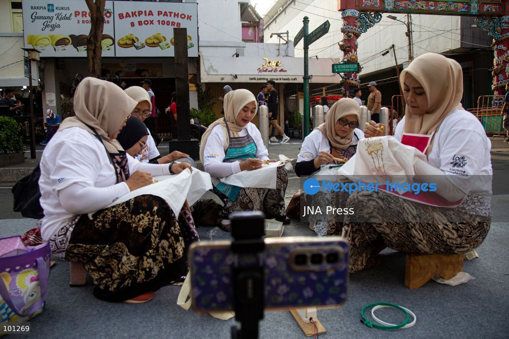 YOGYAKARTA, INDONESIA, OCTOBER 3, 2026: A total of 1,001 batik artists create traditional designs on fabric using canting tools along Malioboro Street in Yogyakarta during the "Symphony of 1001 Batik Artists" event. The mass batik-making activity was held as part of celebrations marking the 270th anniversary of Yogyakarta City and Indonesia's National Batik Day 2026. Photo by Topen Sapurta / JNA Press. (Photo by Topen Anggara Saputra/JNA Press via Nexpher Images)