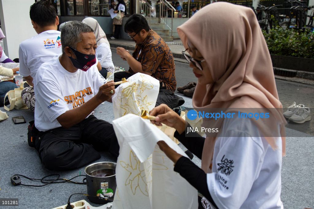 YOGYAKARTA, INDONESIA, OCTOBER 3, 2026: A total of 1,001 batik artists create traditional designs on fabric using canting tools along Malioboro Street in Yogyakarta during the "Symphony of 1001 Batik Artists" event. The mass batik-making activity was held as part of celebrations marking the 270th anniversary of Yogyakarta City and Indonesia's National Batik Day 2026. Photo by Topen Sapurta / JNA Press. (Photo by Topen Anggara Saputra/JNA Press via Nexpher Images)