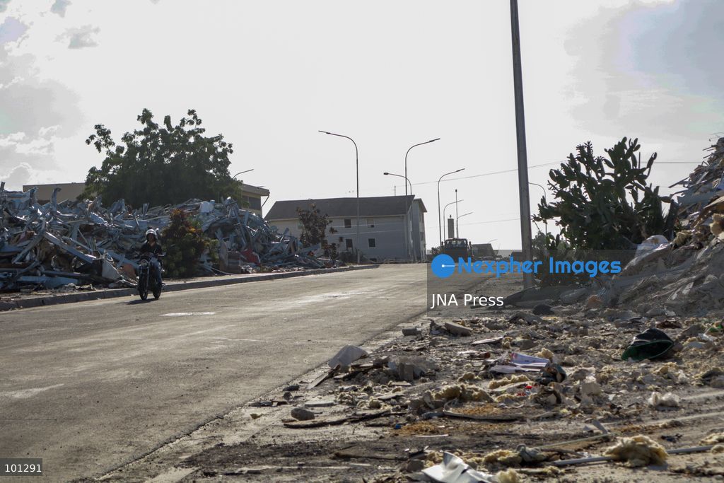 LA GUAIRA, VENEZUELA, OCTOBER 3, 2026: Debris, twisted metal and damaged structures remain in parts of La Guaira 100 days after the June 24 earthquake devastated communities along Venezuela's Caribbean coast. While major roads in areas including Los Corales, Caraballeda and Caribe have been cleared, extensive debris and damaged infrastructure remain in some residential areas, including the heavily affected Hugo Chavez housing complex. The scenes highlight the continuing recovery and reconstruction challenges three months after the disaster. Photo by Mario Flores/ JNA Press. (Photo by Mario Flores/JNA Press via Nexpher Images)