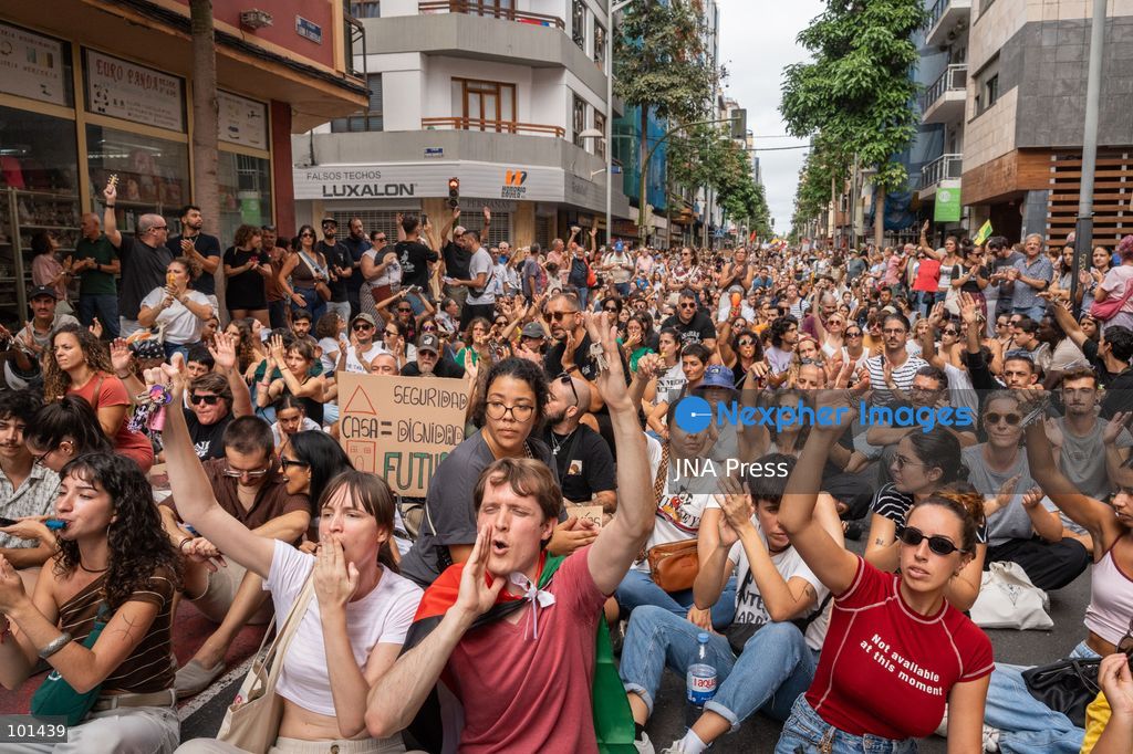 LAS PALMAS DE GRAN CANARIA, SPAIN – OCTOBER 3, 2026: Thousands of people marched through Las Palmas de Gran Canaria to demand measures addressing the housing crisis, following several days of protest and a camp in Plaza de la Feria. The demonstration set off from the square toward the regional government headquarters, with protesters calling for affordable housing, rent regulation and greater public housing provision. The mobilization took place a day after Spain’s Congress rejected two government decrees containing housing measures. Photo by Alex Basha / JNA Press. (Photo by Alex Basha/JNA Press via Nexpher Images)