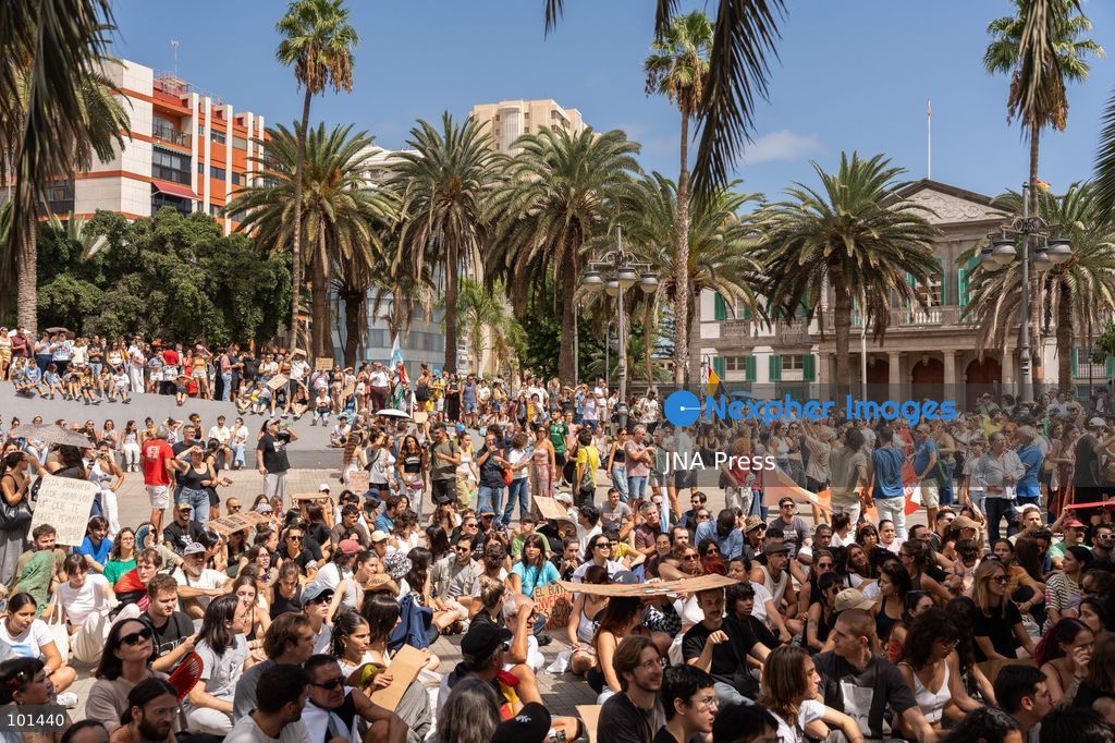 LAS PALMAS DE GRAN CANARIA, SPAIN – OCTOBER 3, 2026: Thousands of people marched through Las Palmas de Gran Canaria to demand measures addressing the housing crisis, following several days of protest and a camp in Plaza de la Feria. The demonstration set off from the square toward the regional government headquarters, with protesters calling for affordable housing, rent regulation and greater public housing provision. The mobilization took place a day after Spain’s Congress rejected two government decrees containing housing measures. Photo by Alex Basha / JNA Press. (Photo by Alex Basha/JNA Press via Nexpher Images)