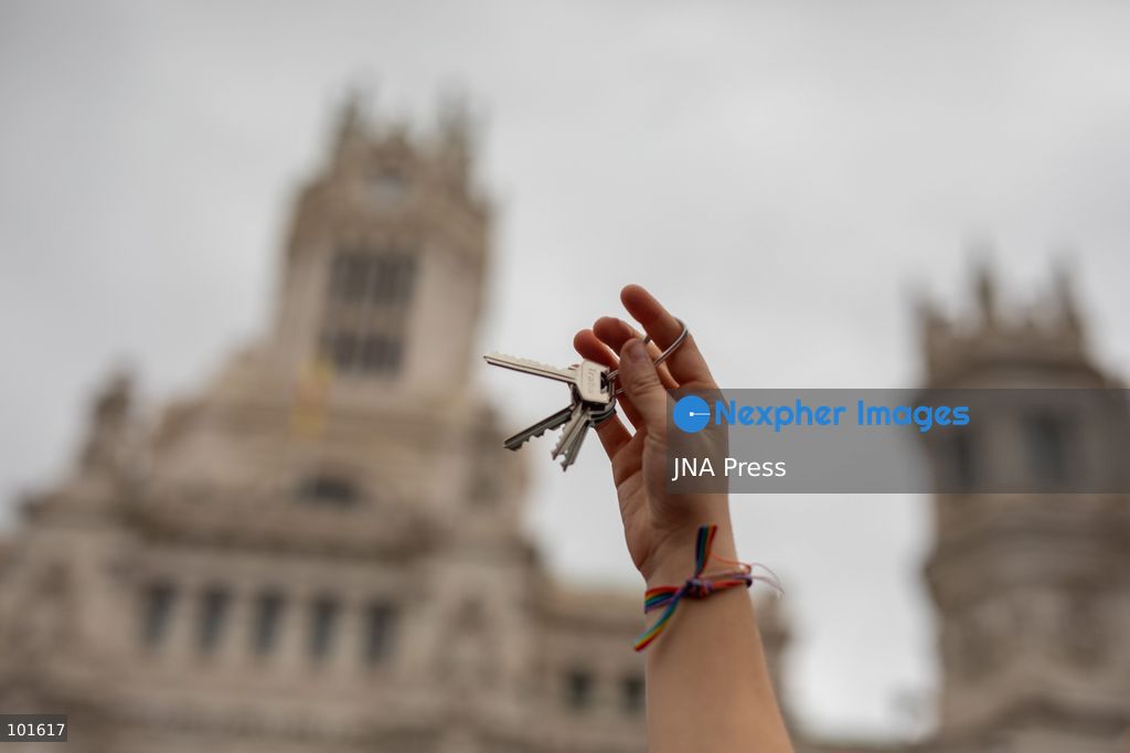 MADRID, SPAIN, OCTOBER 3, 2026: Tens of thousands of people march through Madrid during a major demonstration demanding lower rents, stronger protections against evictions and expanded access to affordable housing. Protesters converged on Plaza de Cibeles from four separate routes during the mobilization called by the Madrid Tenants' Union and other housing groups, a day after Spain's parliament rejected two government housing decrees. Demonstrators also called for a general strike over the country's housing crisis. Photo by C. Carvajal / JNA Press. (Photo by C. Carvajal/JNA Press via Nexpher Images)