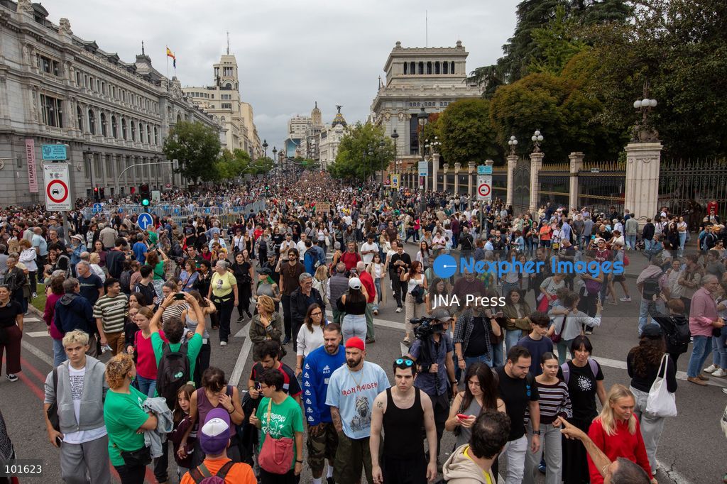 MADRID, SPAIN, OCTOBER 3, 2026: Tens of thousands of people march through Madrid during a major demonstration demanding lower rents, stronger protections against evictions and expanded access to affordable housing. Protesters converged on Plaza de Cibeles from four separate routes during the mobilization called by the Madrid Tenants' Union and other housing groups, a day after Spain's parliament rejected two government housing decrees. Demonstrators also called for a general strike over the country's housing crisis. Photo by C. Carvajal / JNA Press. (Photo by C. Carvajal/JNA Press via Nexpher Images)