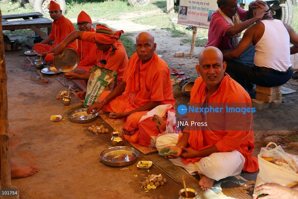 PRAYAGRAJ, INDIA, OCTOBER 4, 2026: Hindu devotees perform Pind Daan rituals at Sangam in Prayagraj on the occasion of Matri Navami during Pitru Paksha, a period dedicated to honoring deceased ancestors. Devotees offer prayers and ritual offerings at the confluence of the Ganges, Yamuna and the mythical Saraswati rivers as part of traditional observances for their ancestors. Photo by Jitendra Prakash / JNA Press. (Photo by Jitendra Prakash/JNA Press via Nexpher Images)