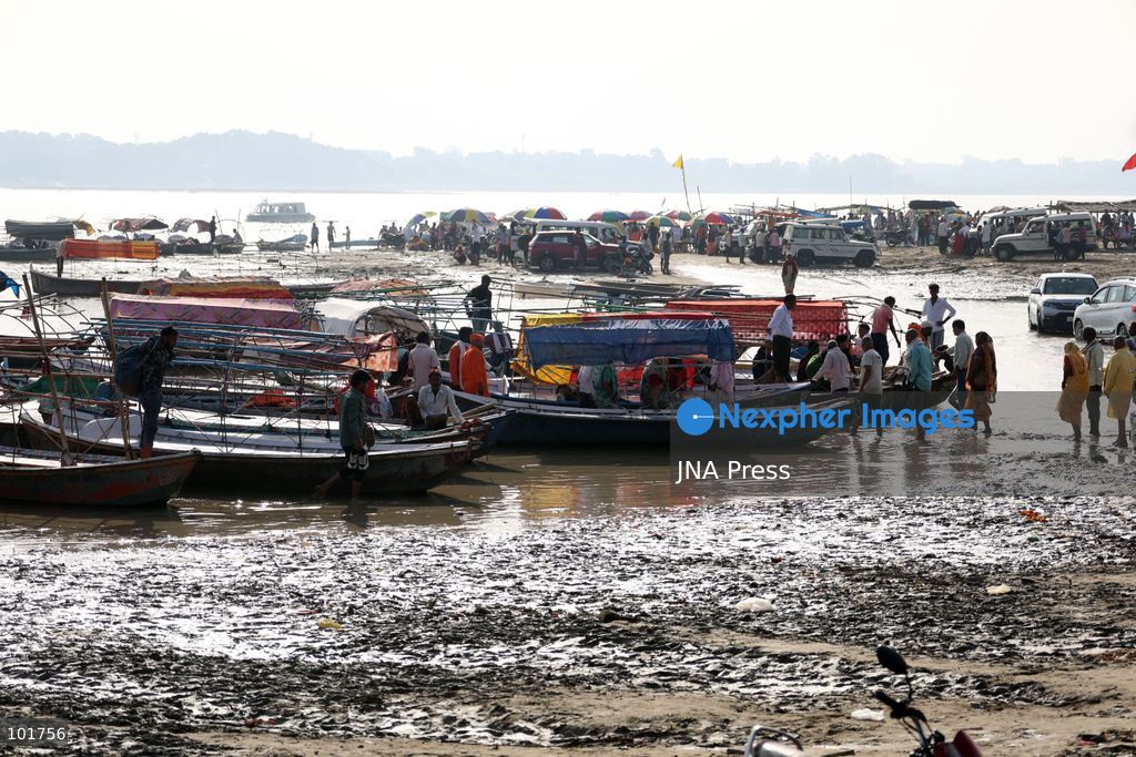 PRAYAGRAJ, INDIA, OCTOBER 4, 2026: Hindu devotees perform Pind Daan rituals at Sangam in Prayagraj on the occasion of Matri Navami during Pitru Paksha, a period dedicated to honoring deceased ancestors. Devotees offer prayers and ritual offerings at the confluence of the Ganges, Yamuna and the mythical Saraswati rivers as part of traditional observances for their ancestors. Photo by Jitendra Prakash / JNA Press. (Photo by Jitendra Prakash/JNA Press via Nexpher Images)
