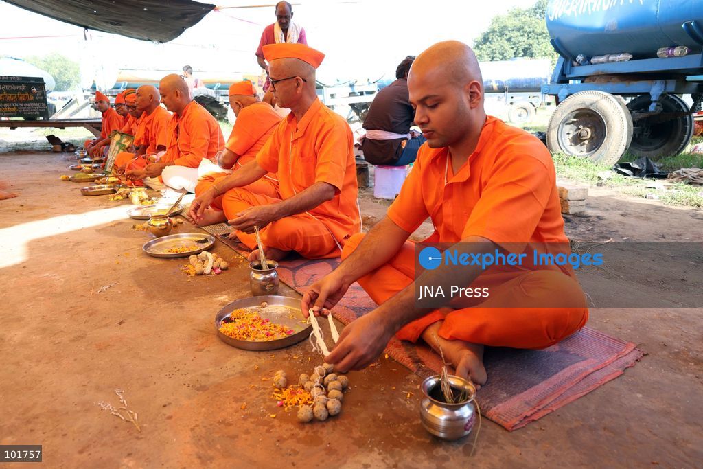 PRAYAGRAJ, INDIA, OCTOBER 4, 2026: Hindu devotees perform Pind Daan rituals at Sangam in Prayagraj on the occasion of Matri Navami during Pitru Paksha, a period dedicated to honoring deceased ancestors. Devotees offer prayers and ritual offerings at the confluence of the Ganges, Yamuna and the mythical Saraswati rivers as part of traditional observances for their ancestors. Photo by Jitendra Prakash / JNA Press. (Photo by Jitendra Prakash/JNA Press via Nexpher Images)