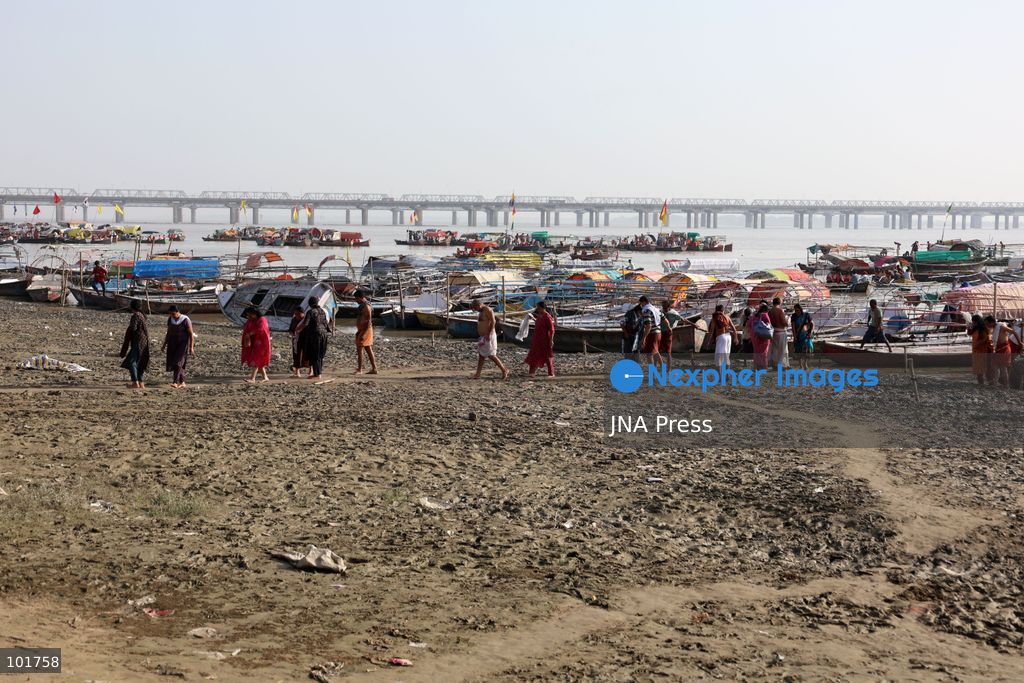 PRAYAGRAJ, INDIA, OCTOBER 4, 2026: Hindu devotees perform Pind Daan rituals at Sangam in Prayagraj on the occasion of Matri Navami during Pitru Paksha, a period dedicated to honoring deceased ancestors. Devotees offer prayers and ritual offerings at the confluence of the Ganges, Yamuna and the mythical Saraswati rivers as part of traditional observances for their ancestors. Photo by Jitendra Prakash / JNA Press. (Photo by Jitendra Prakash/JNA Press via Nexpher Images)