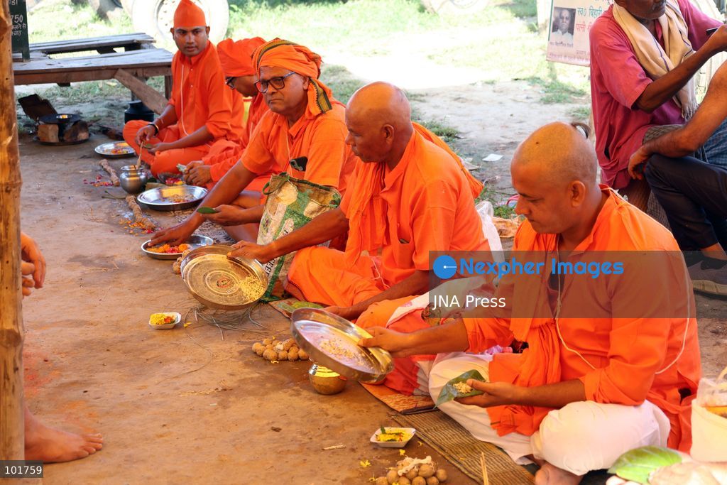 PRAYAGRAJ, INDIA, OCTOBER 4, 2026: Hindu devotees perform Pind Daan rituals at Sangam in Prayagraj on the occasion of Matri Navami during Pitru Paksha, a period dedicated to honoring deceased ancestors. Devotees offer prayers and ritual offerings at the confluence of the Ganges, Yamuna and the mythical Saraswati rivers as part of traditional observances for their ancestors. Photo by Jitendra Prakash / JNA Press. (Photo by Jitendra Prakash/JNA Press via Nexpher Images)