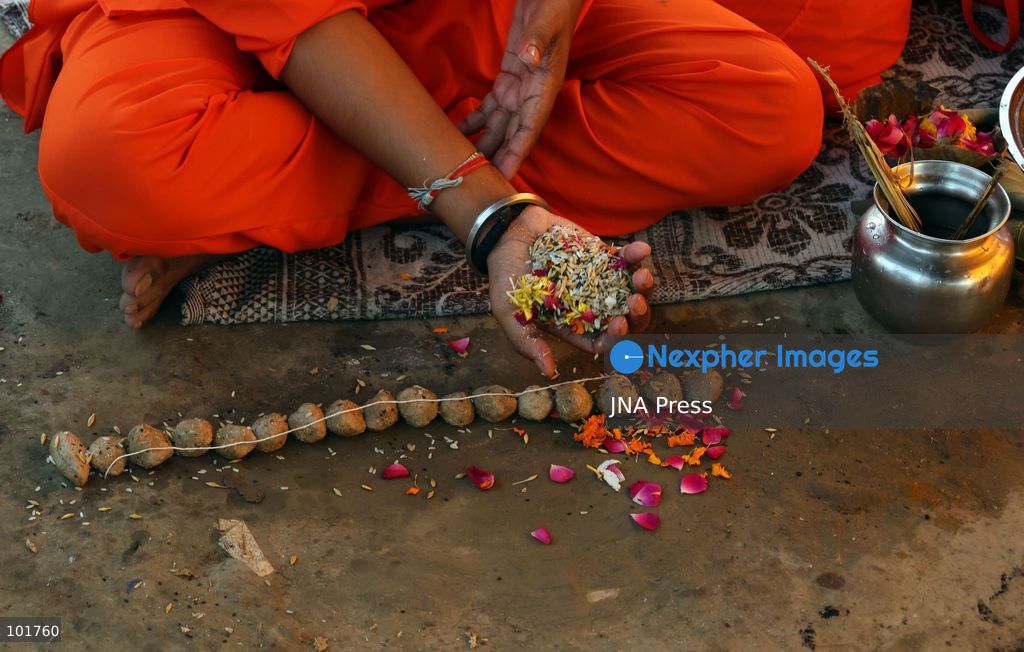 PRAYAGRAJ, INDIA, OCTOBER 4, 2026: Hindu devotees perform Pind Daan rituals at Sangam in Prayagraj on the occasion of Matri Navami during Pitru Paksha, a period dedicated to honoring deceased ancestors. Devotees offer prayers and ritual offerings at the confluence of the Ganges, Yamuna and the mythical Saraswati rivers as part of traditional observances for their ancestors. Photo by Jitendra Prakash / JNA Press. (Photo by Jitendra Prakash/JNA Press via Nexpher Images)