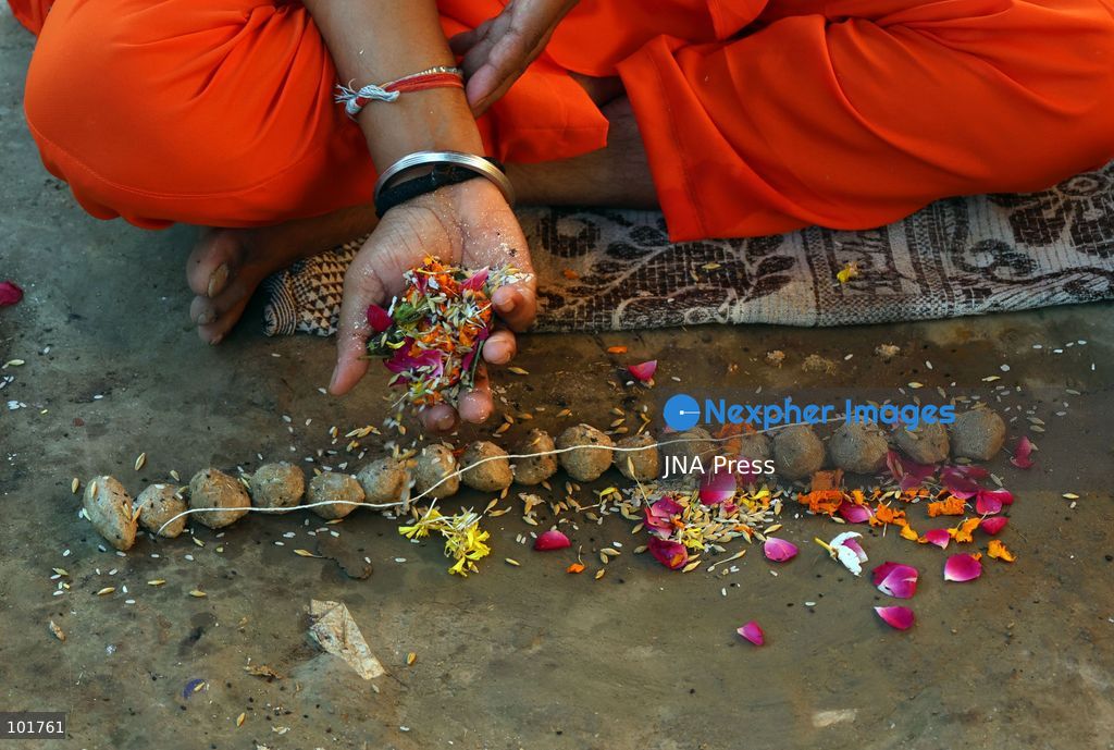 PRAYAGRAJ, INDIA, OCTOBER 4, 2026: Hindu devotees perform Pind Daan rituals at Sangam in Prayagraj on the occasion of Matri Navami during Pitru Paksha, a period dedicated to honoring deceased ancestors. Devotees offer prayers and ritual offerings at the confluence of the Ganges, Yamuna and the mythical Saraswati rivers as part of traditional observances for their ancestors. Photo by Jitendra Prakash / JNA Press. (Photo by Jitendra Prakash/JNA Press via Nexpher Images)