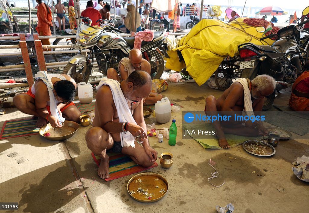 PRAYAGRAJ, INDIA, OCTOBER 4, 2026: Hindu devotees perform Pind Daan rituals at Sangam in Prayagraj on the occasion of Matri Navami during Pitru Paksha, a period dedicated to honoring deceased ancestors. Devotees offer prayers and ritual offerings at the confluence of the Ganges, Yamuna and the mythical Saraswati rivers as part of traditional observances for their ancestors. Photo by Jitendra Prakash / JNA Press. (Photo by Jitendra Prakash/JNA Press via Nexpher Images)