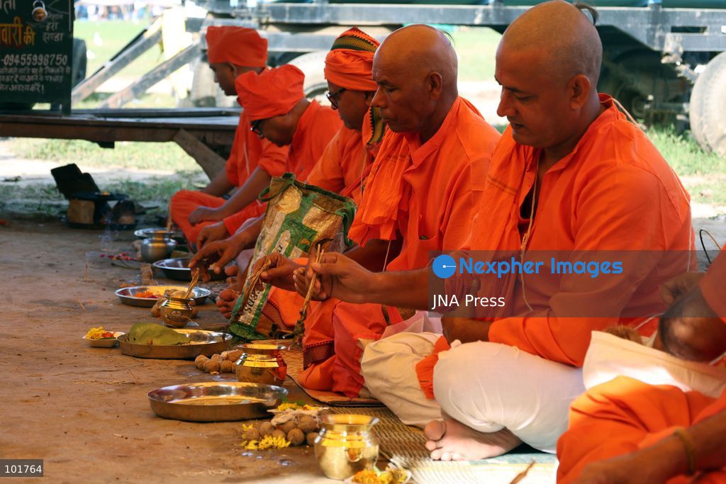 PRAYAGRAJ, INDIA, OCTOBER 4, 2026: Hindu devotees perform Pind Daan rituals at Sangam in Prayagraj on the occasion of Matri Navami during Pitru Paksha, a period dedicated to honoring deceased ancestors. Devotees offer prayers and ritual offerings at the confluence of the Ganges, Yamuna and the mythical Saraswati rivers as part of traditional observances for their ancestors. Photo by Jitendra Prakash / JNA Press. (Photo by Jitendra Prakash/JNA Press via Nexpher Images)
