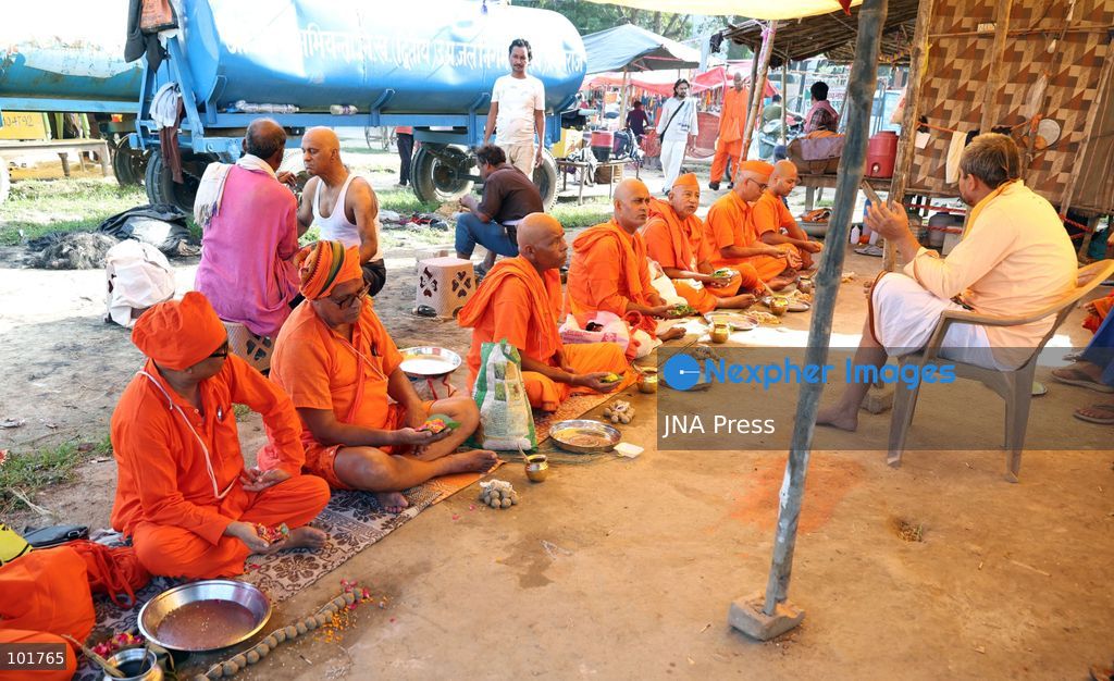 PRAYAGRAJ, INDIA, OCTOBER 4, 2026: Hindu devotees perform Pind Daan rituals at Sangam in Prayagraj on the occasion of Matri Navami during Pitru Paksha, a period dedicated to honoring deceased ancestors. Devotees offer prayers and ritual offerings at the confluence of the Ganges, Yamuna and the mythical Saraswati rivers as part of traditional observances for their ancestors. Photo by Jitendra Prakash / JNA Press. (Photo by Jitendra Prakash/JNA Press via Nexpher Images)
