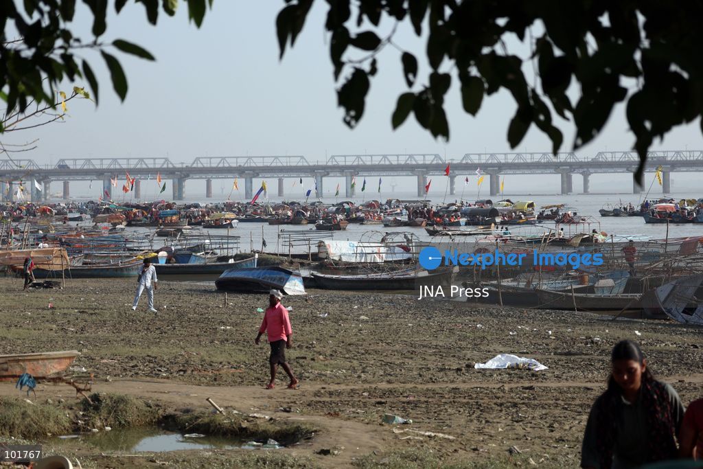 PRAYAGRAJ, INDIA, OCTOBER 4, 2026: Hindu devotees perform Pind Daan rituals at Sangam in Prayagraj on the occasion of Matri Navami during Pitru Paksha, a period dedicated to honoring deceased ancestors. Devotees offer prayers and ritual offerings at the confluence of the Ganges, Yamuna and the mythical Saraswati rivers as part of traditional observances for their ancestors. Photo by Jitendra Prakash / JNA Press. (Photo by Jitendra Prakash/JNA Press via Nexpher Images)