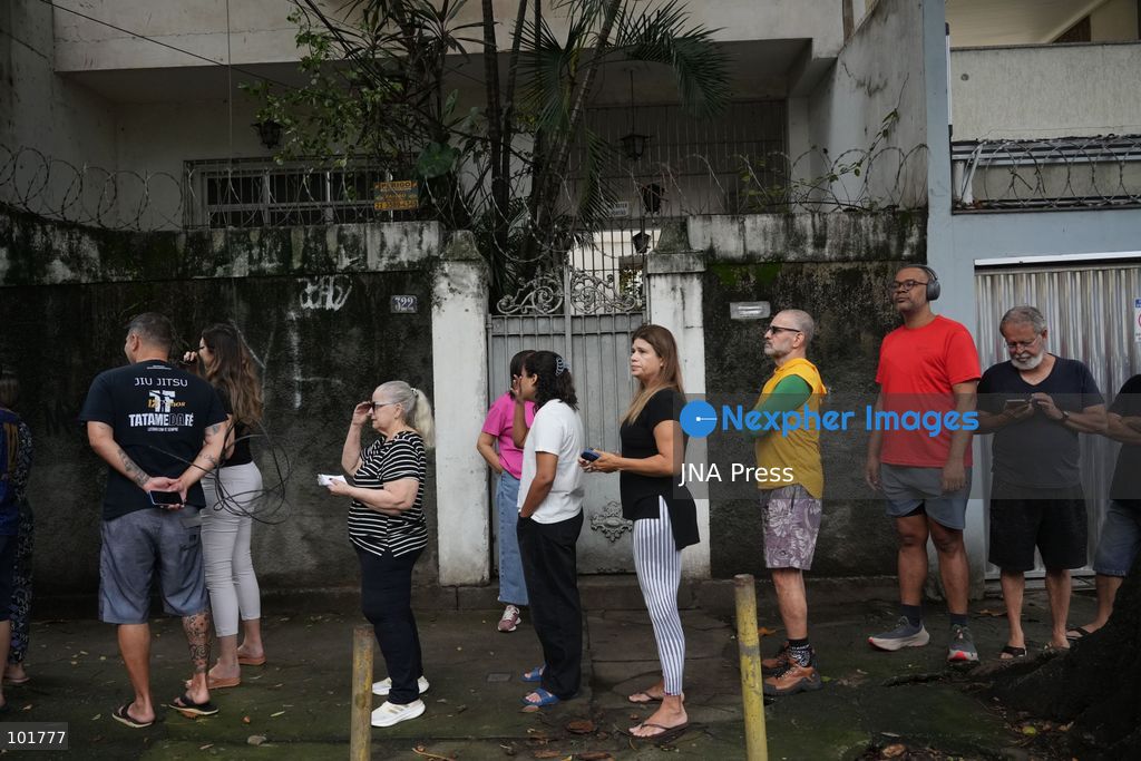 RIO DE JANEIRO, BRAZIL, OCTOBER 4, 2026: Brazilian presidential candidate Flavio Bolsonaro of the Liberal Party (PL) arrives at a polling station in Rio de Janeiro to cast his ballot during the first round of Brazil's presidential election. Bolsonaro greeted supporters and spoke to reporters before voting as polling got underway across the country. Photo: Mariana Greif / JNA PRESS (Photo by Mariana Greif/JNA Press via Nexpher Images)