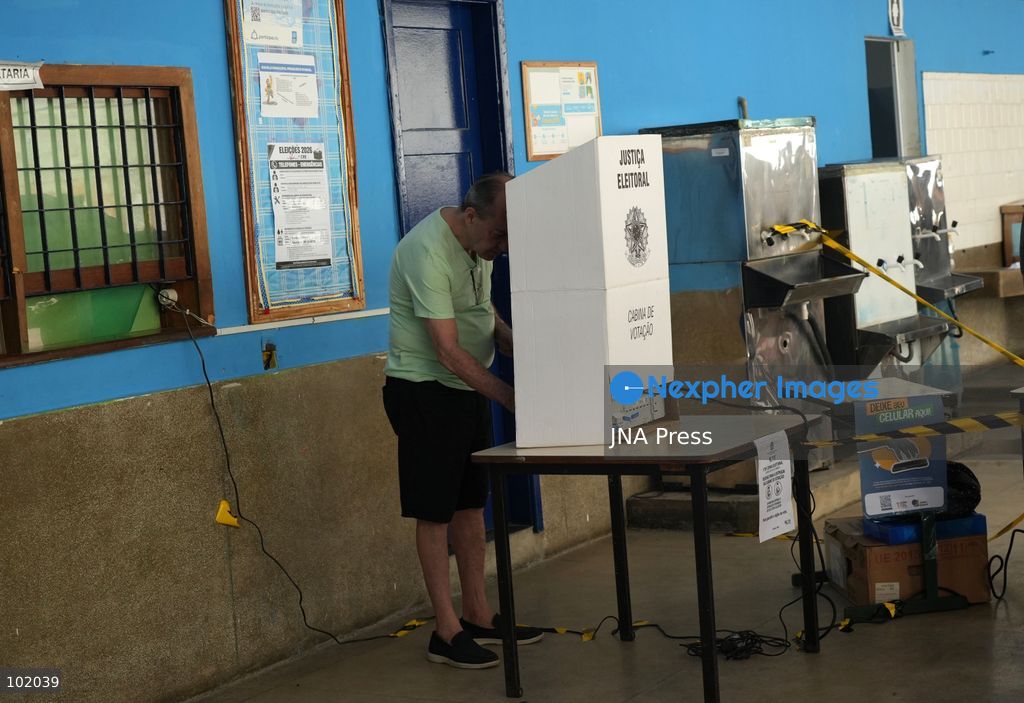 RIO DE JANEIRO, BRAZIL, OCTOBER 4, 2026: Brazilian voters cast their ballots at polling stations across Rio de Janeiro during the first round of the country's general election. Voters headed to the polls to elect the president, state governors, senators and federal and state lawmakers, with polling taking place across Brazil from 8 a.m. to 5 p.m. Brasilia time. Photo by Mariana Greif / JNA Press. (Photo by Mariana Greif/JNA Press via Nexpher Images)