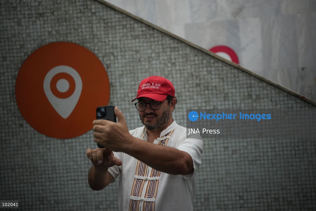 RIO DE JANEIRO, BRAZIL, OCTOBER 4, 2026: Brazilian voters cast their ballots at polling stations across Rio de Janeiro during the first round of the country's general election. Voters headed to the polls to elect the president, state governors, senators and federal and state lawmakers, with polling taking place across Brazil from 8 a.m. to 5 p.m. Brasilia time. Photo by Mariana Greif / JNA Press. (Photo by Mariana Greif/JNA Press via Nexpher Images)