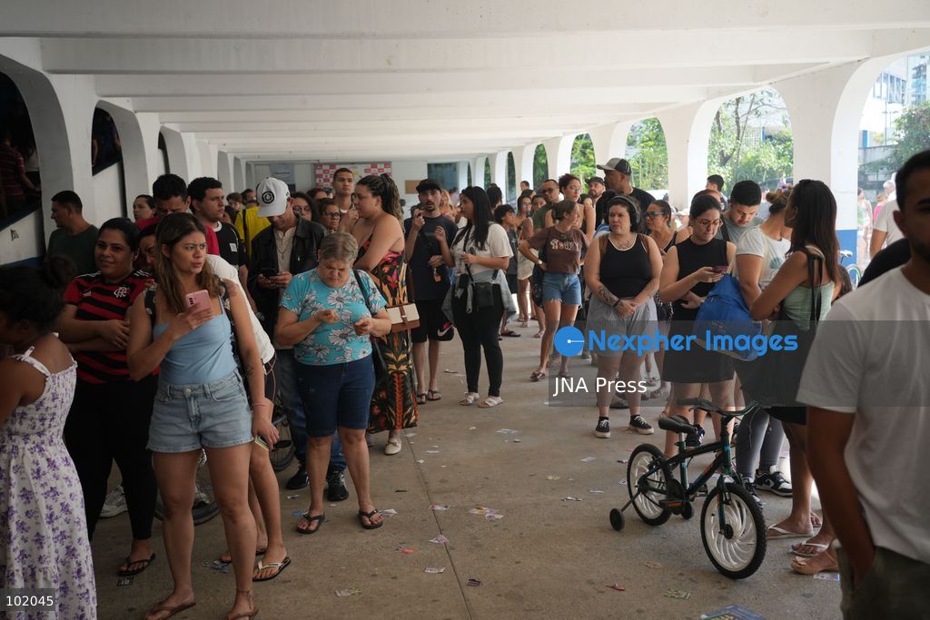 RIO DE JANEIRO, BRAZIL, OCTOBER 4, 2026: Brazilian voters cast their ballots at polling stations across Rio de Janeiro during the first round of the country's general election. Voters headed to the polls to elect the president, state governors, senators and federal and state lawmakers, with polling taking place across Brazil from 8 a.m. to 5 p.m. Brasilia time. Photo by Mariana Greif / JNA Press. (Photo by Mariana Greif/JNA Press via Nexpher Images)