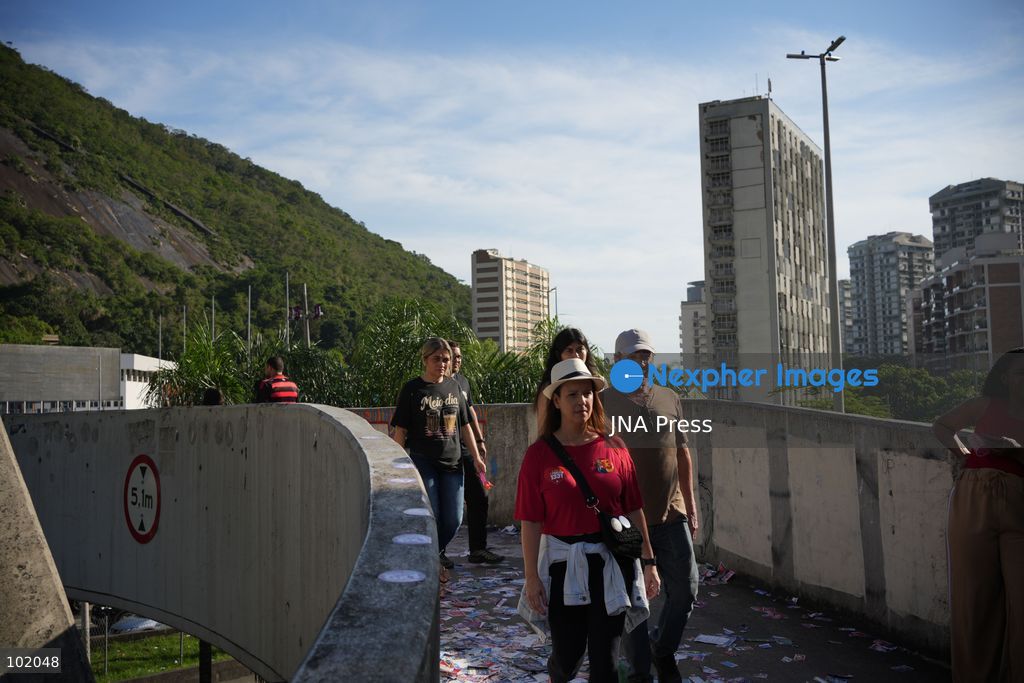 RIO DE JANEIRO, BRAZIL, OCTOBER 4, 2026: Brazilian voters cast their ballots at polling stations across Rio de Janeiro during the first round of the country's general election. Voters headed to the polls to elect the president, state governors, senators and federal and state lawmakers, with polling taking place across Brazil from 8 a.m. to 5 p.m. Brasilia time. Photo by Mariana Greif / JNA Press. (Photo by Mariana Greif/JNA Press via Nexpher Images)