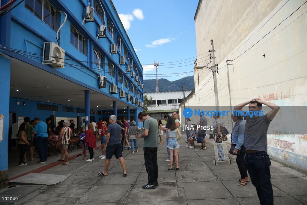 RIO DE JANEIRO, BRAZIL, OCTOBER 4, 2026: Brazilian voters cast their ballots at polling stations across Rio de Janeiro during the first round of the country's general election. Voters headed to the polls to elect the president, state governors, senators and federal and state lawmakers, with polling taking place across Brazil from 8 a.m. to 5 p.m. Brasilia time. Photo by Mariana Greif / JNA Press. (Photo by Mariana Greif/JNA Press via Nexpher Images)