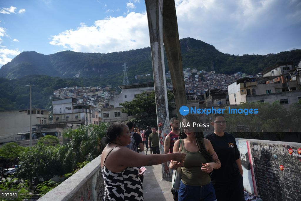 RIO DE JANEIRO, BRAZIL, OCTOBER 4, 2026: Brazilian voters cast their ballots at polling stations across Rio de Janeiro during the first round of the country's general election. Voters headed to the polls to elect the president, state governors, senators and federal and state lawmakers, with polling taking place across Brazil from 8 a.m. to 5 p.m. Brasilia time. Photo by Mariana Greif / JNA Press. (Photo by Mariana Greif/JNA Press via Nexpher Images)