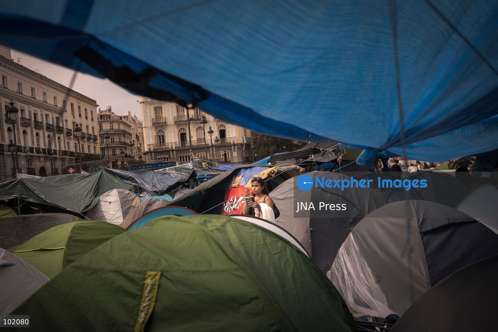 TOP PICS - MADRID, SPAIN, SEPTEMBER 29, 2026: Housing rights activists continue their encampment at Puerta del Sol in central Madrid for a fourth day, with hundreds of tents occupying the square. The protest began following a demonstration against the eviction of 87-year-old Maricarmen Abascal from the home where she had lived for more than 70 years. Although an agreement was reached for Abascal to return to her home, protesters continued their encampment, demanding broader measures to address Spain's housing crisis and strengthen tenant protections. Photo by Jairo Martin / JNA Press (Photo by Jairo Vargas MartÃ­n/JNA Press via Nexpher Images)