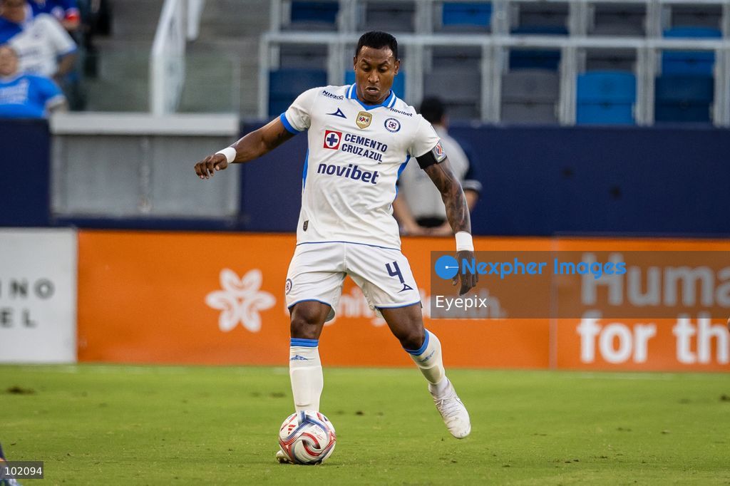 Willer Ditta #4 of Cruz Azul controls the ball during the friendly football match  between Los Angeles Galaxy and Cruz Azul at Dignity Health Sport Park. on October 4, 2026 in Carson, California. (Photo by Arturo Cordero/ Eyepix Group) (Photo by Arturo Cordero/ Eyepix Group/Eyepix via Nexpher Images)