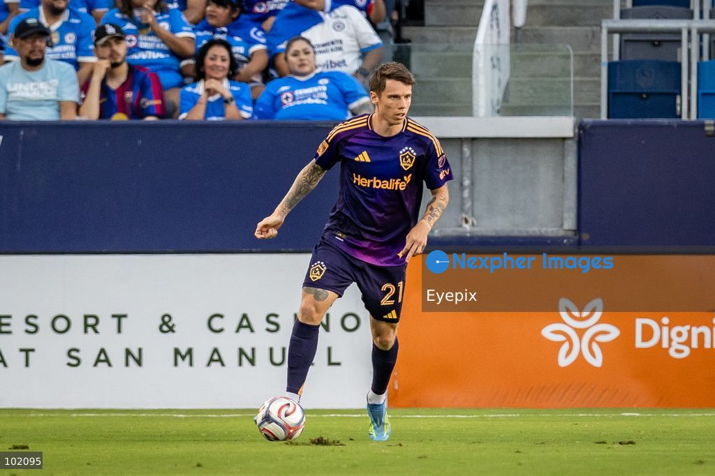 Tucker Lepley #21of Los Angeles Galaxy controls the ball during the friendly football match between Los Angeles Galaxy and Cruz Azul at Dignity Health Sport Park. on October 4, 2026 in Carson, California. (Photo by Arturo Cordero/ Eyepix Group) (Photo by Arturo Cordero/ Eyepix Group/Eyepix via Nexpher Images)