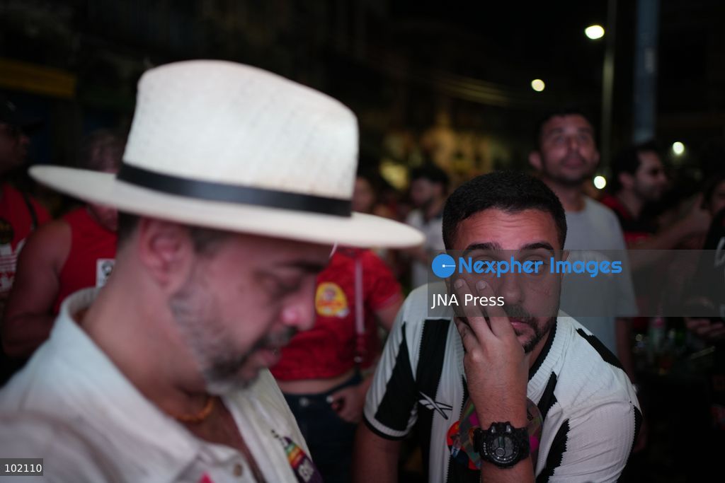 RIO DE JANEIRO, BRAZIL, OCTOBER 4, 2026: Supporters of Brazilian President Luiz Inacio Lula da Silva gather in Rio de Janeiro to follow the results of the first round of Brazil's presidential election. Senator Flavio Bolsonaro finished first with 47.03 percent of valid votes, while Lula received 45.16 percent, sending the presidential race to a runoff after neither candidate secured an outright majority. The second round is scheduled for October 25 Photo by Mariana Greif / JNA PRESS (Photo by Mariana Greif/JNA Press via Nexpher Images)