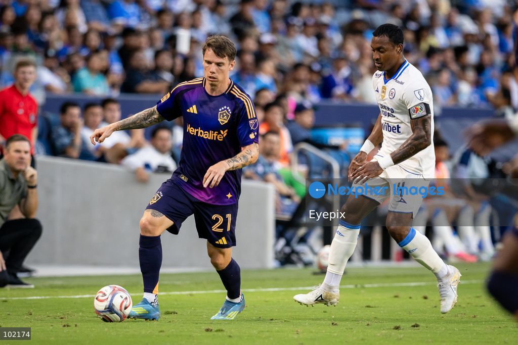 Tucker Lepley #21of Los Angeles Galaxy runs with the ball during the friendly football match  between Los Angeles Galaxy and Cruz Azul at Dignity Health Sport Park. on October 4, 2026 in Carson, California. (Photo by Arturo Cordero/ Eyepix Group) (Photo by Arturo Cordero/ Eyepix Group/Eyepix via Nexpher Images)
