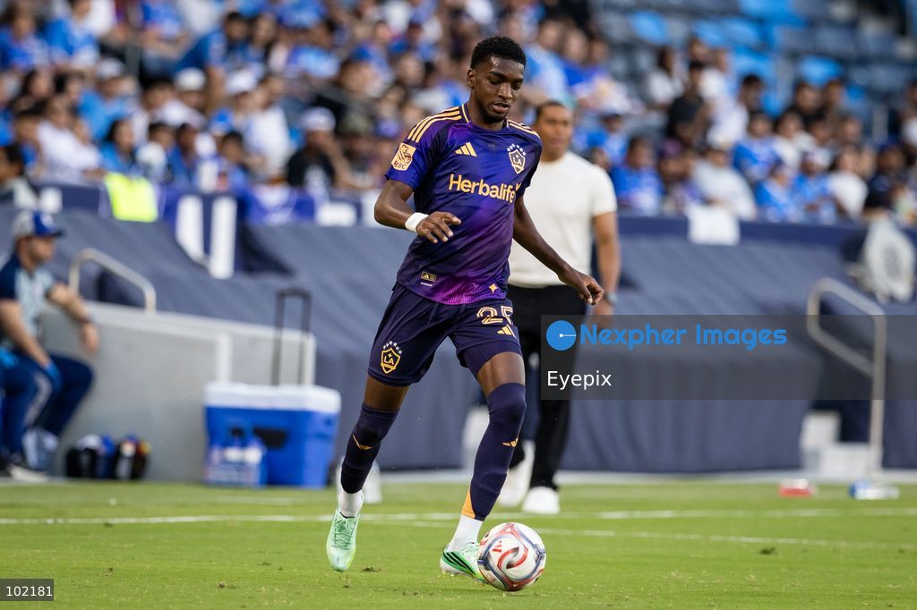 Emiro Garcés #25 of Los Angeles Galaxy runs with the ball during the friendly football match  between Los Angeles Galaxy and Cruz Azul at Dignity Health Sport Park. on October 4, 2026 in Carson, California. (Photo by Arturo Cordero/ Eyepix Group) (Photo by Arturo Cordero/ Eyepix Group/Eyepix via Nexpher Images)