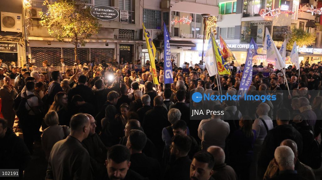 IZMIR, TURKEY, OCTOBER 5, 2026: Police officers block demonstrators during a protest organized by the Izmir Labor and Democracy Forces on Cyprus Martyrs Street against the transfer of elected mayors to the ruling AKP and amid claims that Izmir Mayor Cemil Tugay could also join the party. After negotiations with police, demonstrators proceeded toward the Turkan Saylan Cultural Center under restrictions on banners and slogans, where the Izmir Bar Association issued a statement criticizing political party defections and their impact on voters' electoral choices. Photo by Turgay Kilic / JNA PRESS (Photo by Turgay Kilic/JNA Press via Nexpher Images)