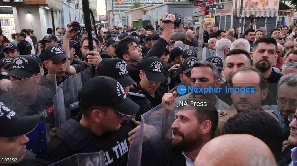 IZMIR, TURKEY, OCTOBER 5, 2026: Police officers block demonstrators during a protest organized by the Izmir Labor and Democracy Forces on Cyprus Martyrs Street against the transfer of elected mayors to the ruling AKP and amid claims that Izmir Mayor Cemil Tugay could also join the party. After negotiations with police, demonstrators proceeded toward the Turkan Saylan Cultural Center under restrictions on banners and slogans, where the Izmir Bar Association issued a statement criticizing political party defections and their impact on voters' electoral choices. Photo by Turgay Kilic / JNA PRESS (Photo by Turgay Kilic/JNA Press via Nexpher Images)