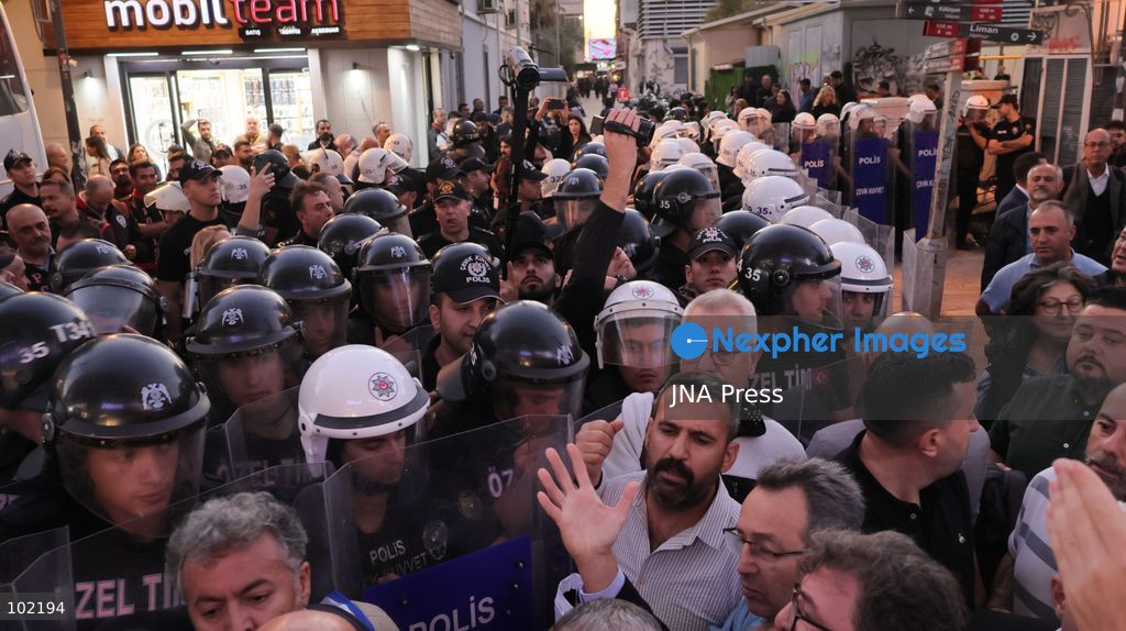 IZMIR, TURKEY, OCTOBER 5, 2026: Police officers block demonstrators during a protest organized by the Izmir Labor and Democracy Forces on Cyprus Martyrs Street against the transfer of elected mayors to the ruling AKP and amid claims that Izmir Mayor Cemil Tugay could also join the party. After negotiations with police, demonstrators proceeded toward the Turkan Saylan Cultural Center under restrictions on banners and slogans, where the Izmir Bar Association issued a statement criticizing political party defections and their impact on voters' electoral choices. Photo by Turgay Kilic / JNA PRESS (Photo by Turgay Kilic/JNA Press via Nexpher Images)