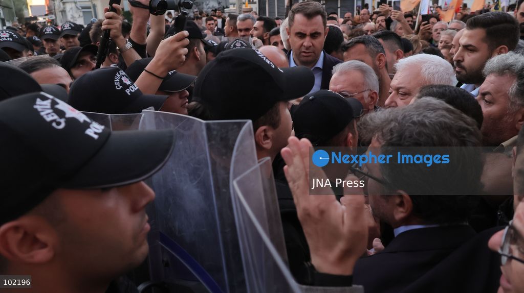 IZMIR, TURKEY, OCTOBER 5, 2026: Police officers block demonstrators during a protest organized by the Izmir Labor and Democracy Forces on Cyprus Martyrs Street against the transfer of elected mayors to the ruling AKP and amid claims that Izmir Mayor Cemil Tugay could also join the party. After negotiations with police, demonstrators proceeded toward the Turkan Saylan Cultural Center under restrictions on banners and slogans, where the Izmir Bar Association issued a statement criticizing political party defections and their impact on voters' electoral choices. Photo by Turgay Kilic / JNA PRESS (Photo by Turgay Kilic/JNA Press via Nexpher Images)