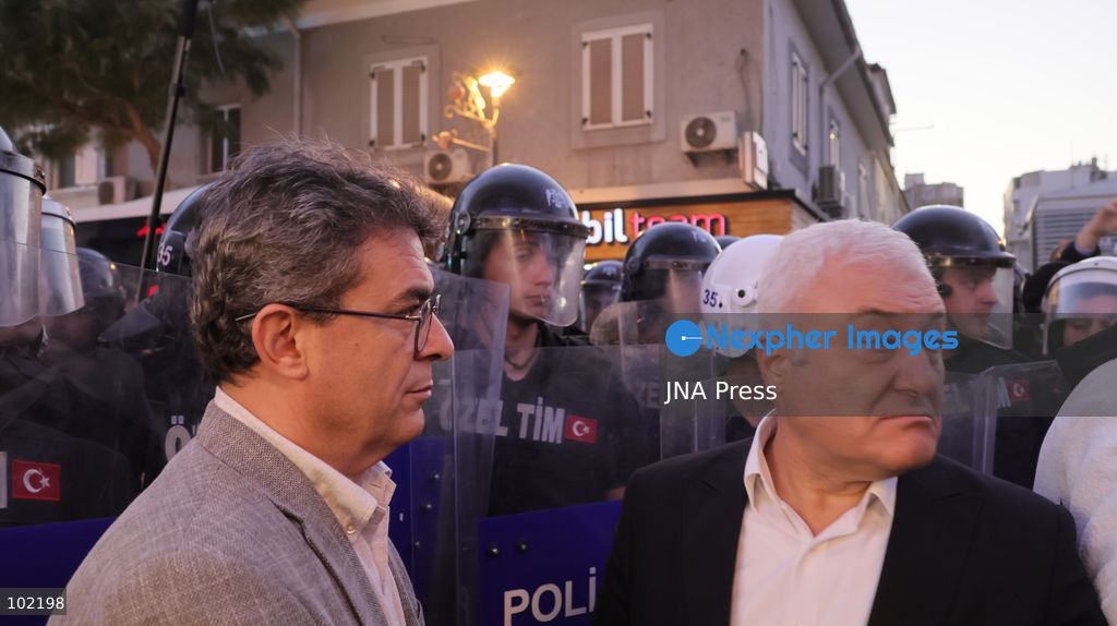 IZMIR, TURKEY, OCTOBER 5, 2026: Police officers block demonstrators during a protest organized by the Izmir Labor and Democracy Forces on Cyprus Martyrs Street against the transfer of elected mayors to the ruling AKP and amid claims that Izmir Mayor Cemil Tugay could also join the party. After negotiations with police, demonstrators proceeded toward the Turkan Saylan Cultural Center under restrictions on banners and slogans, where the Izmir Bar Association issued a statement criticizing political party defections and their impact on voters' electoral choices. Photo by Turgay Kilic / JNA PRESS (Photo by Turgay Kilic/JNA Press via Nexpher Images)