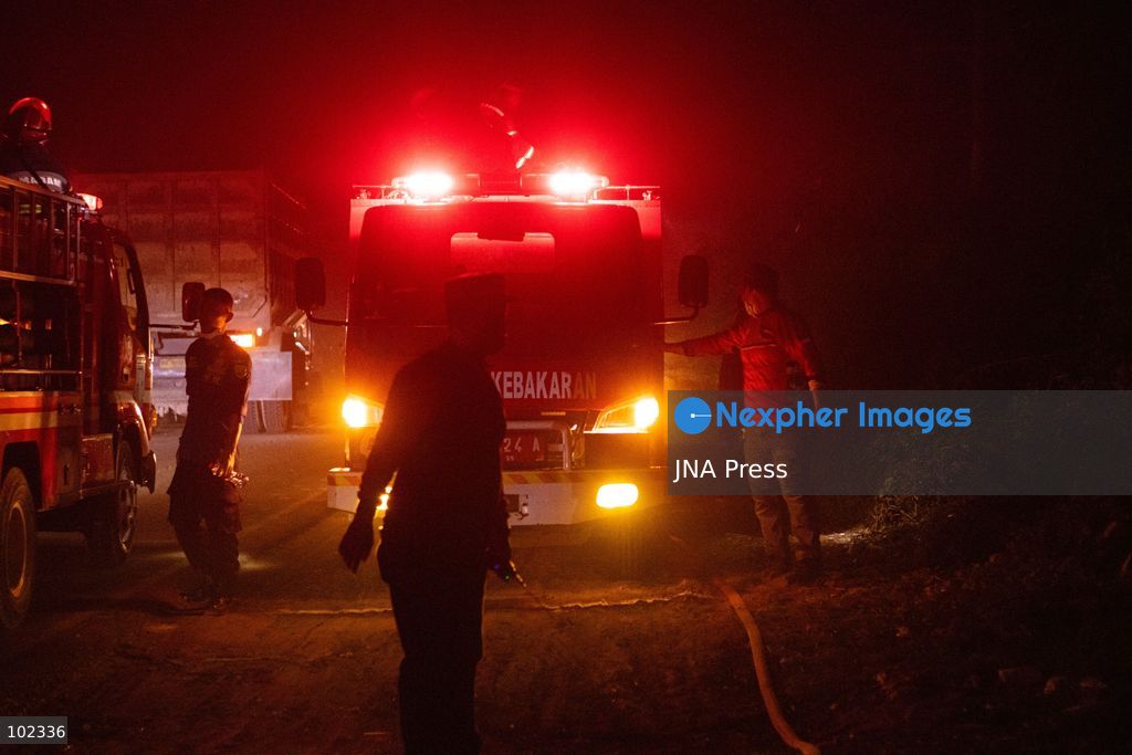 JAMBI, INDONESIA, OCTOBER 6, 2026: Firefighters battle a land fire burning through trees and vegetation in the Penyengat Rendah area of Jambi City, as local residents observe the blaze. Forest and land fires across parts of Jambi and Sumatra continue to affect air quality and raise environmental concerns during the dry season. Photo by Prabanndaru Wahyuaji / JNA Press. (Photo by Prabanndaru Wahyuaji/JNA Press via Nexpher Images)