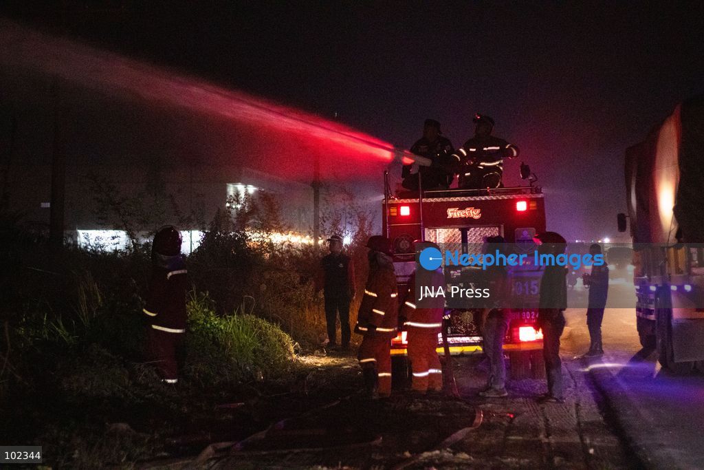 JAMBI, INDONESIA, OCTOBER 6, 2026: Firefighters battle a land fire burning through trees and vegetation in the Penyengat Rendah area of Jambi City, as local residents observe the blaze. Forest and land fires across parts of Jambi and Sumatra continue to affect air quality and raise environmental concerns during the dry season. Photo by Prabanndaru Wahyuaji / JNA Press. (Photo by Prabanndaru Wahyuaji/JNA Press via Nexpher Images)