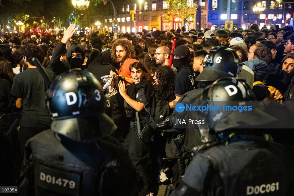 BARCELONA, SPAIN, OCTOBER 5, 2026: Demonstrators clash with riot police in central Barcelona following a mass protest over the city’s housing crisis. Groups threw objects at officers and set up burning barricades after the main demonstration ended, prompting Mossos d’Esquadra riot police to charge and disperse crowds around Passeig de Gracia, Placa de Catalunya and nearby streets. Around 20,000 people attended the earlier housing demonstration according to Barcelona police, while organizers estimated 120,000, calling for action over rising rents, evictions and housing affordability. Photo by Marc Asensio Clupés / JNA Press (Photo by Marc Asensio Clupes/JNA Press via Nexpher Images)