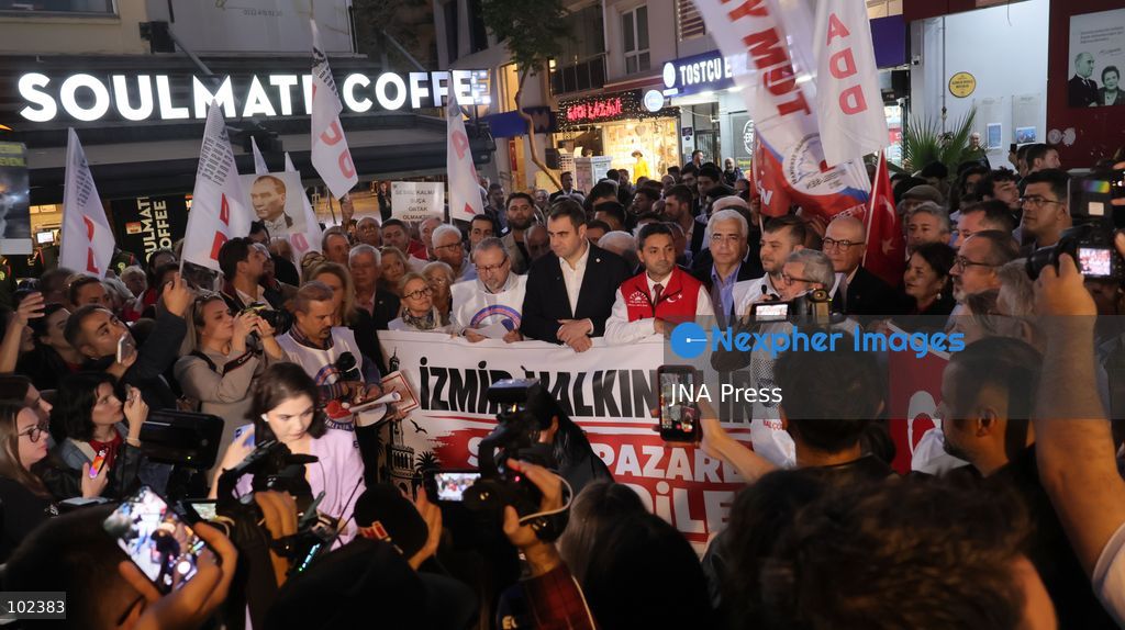 IZMIR, TURKEY, OCTOBER 5, 2026: Protesters gather outside the Turkan Saylan Cultural Center in Izmir to oppose reports that Izmir Metropolitan Mayor Cemil Tugay could join President Recep Tayyip Erdogan's ruling AKP. Trade unions, professional organizations, political groups and civil society representatives joined the demonstration after police prevented participants from holding a planned march in Konak. Tugay resigned from the CHP in June and has since served as an independent mayor. Protesters called on him to resign rather than change his political affiliation while remaining in office. Photo by Turgay Kilic / JNA PRESS (Photo by Turgay Kilic/JNA Press via Nexpher Images)