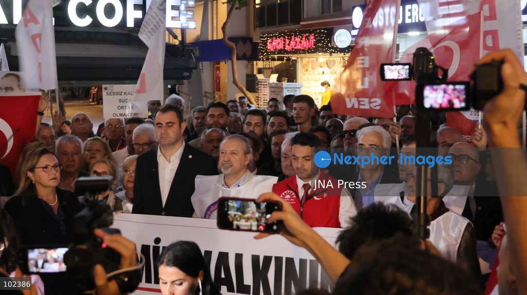 IZMIR, TURKEY, OCTOBER 5, 2026: Protesters gather outside the Turkan Saylan Cultural Center in Izmir to oppose reports that Izmir Metropolitan Mayor Cemil Tugay could join President Recep Tayyip Erdogan's ruling AKP. Trade unions, professional organizations, political groups and civil society representatives joined the demonstration after police prevented participants from holding a planned march in Konak. Tugay resigned from the CHP in June and has since served as an independent mayor. Protesters called on him to resign rather than change his political affiliation while remaining in office. Photo by Turgay Kilic / JNA PRESS (Photo by Turgay Kilic/JNA Press via Nexpher Images)