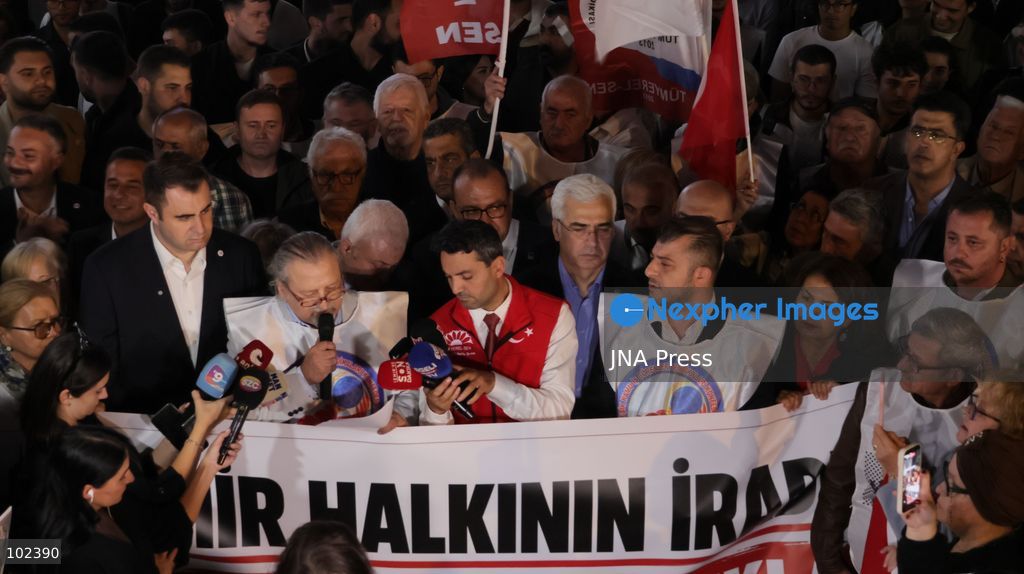 IZMIR, TURKEY, OCTOBER 5, 2026: Protesters gather outside the Turkan Saylan Cultural Center in Izmir to oppose reports that Izmir Metropolitan Mayor Cemil Tugay could join President Recep Tayyip Erdogan's ruling AKP. Trade unions, professional organizations, political groups and civil society representatives joined the demonstration after police prevented participants from holding a planned march in Konak. Tugay resigned from the CHP in June and has since served as an independent mayor. Protesters called on him to resign rather than change his political affiliation while remaining in office. Photo by Turgay Kilic / JNA PRESS (Photo by Turgay Kilic/JNA Press via Nexpher Images)