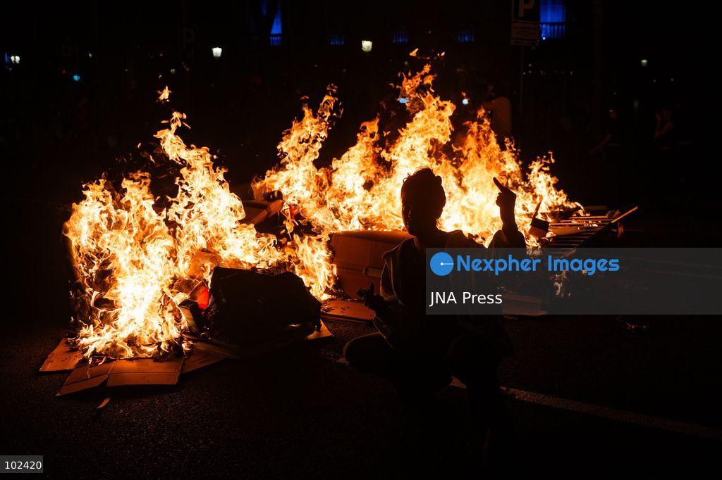 TOP PICS - BARCELONA, SPAIN, OCTOBER 5, 2026: Demonstrators clash with riot police in central Barcelona following a mass protest over the city’s housing crisis. Groups threw objects at officers and set up burning barricades after the main demonstration ended, prompting Mossos d’Esquadra riot police to charge and disperse crowds around Passeig de Gracia, Placa de Catalunya and nearby streets. Around 20,000 people attended the earlier housing demonstration according to Barcelona police, while organizers estimated 120,000, calling for action over rising rents, evictions and housing affordability. Photo by Marc Asensio Clupés / JNA Press (Photo by Marc Asensio Clupes/JNA Press via Nexpher Images)
