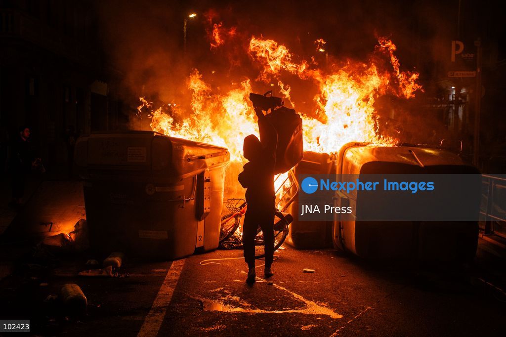 TOP PICS - BARCELONA, SPAIN, OCTOBER 5, 2026: Demonstrators clash with riot police in central Barcelona following a mass protest over the city’s housing crisis. Groups threw objects at officers and set up burning barricades after the main demonstration ended, prompting Mossos d’Esquadra riot police to charge and disperse crowds around Passeig de Gracia, Placa de Catalunya and nearby streets. Around 20,000 people attended the earlier housing demonstration according to Barcelona police, while organizers estimated 120,000, calling for action over rising rents, evictions and housing affordability. Photo by Marc Asensio Clupés / JNA Press (Photo by Marc Asensio Clupes/JNA Press via Nexpher Images)