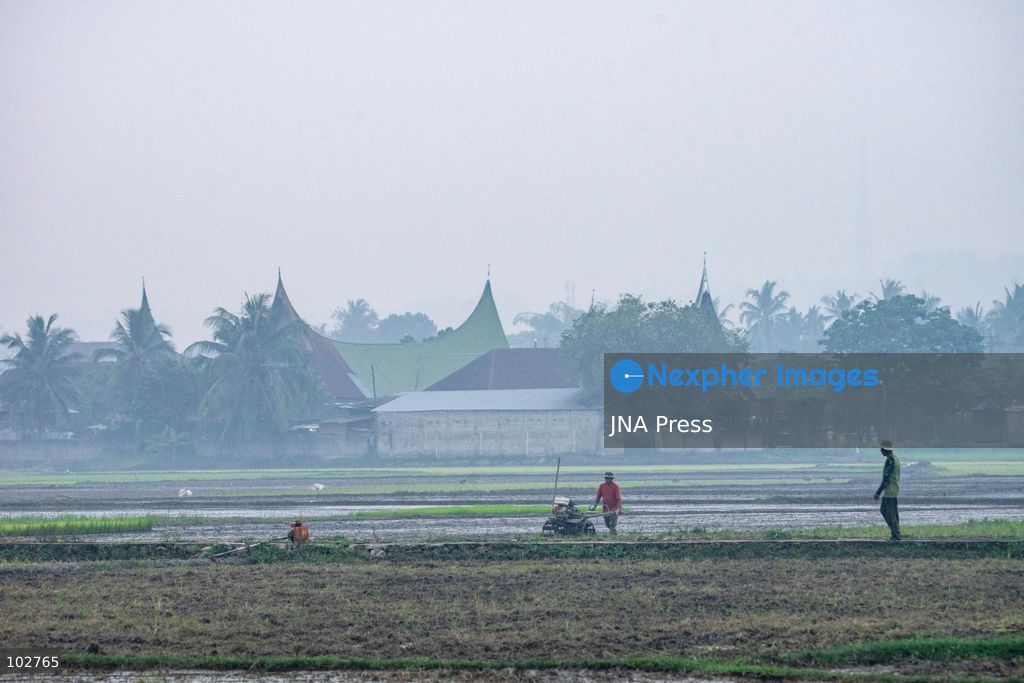 SOLOK, WEST SUMATRA, INDONESIA – OCTOBER 7, 2026: Residents move through Solok, West Sumatra, amid haze linked to widespread forest and land fires on the Indonesian islands of Sumatra and Kalimantan. The fires have contributed to persistent air pollution affecting parts of Indonesia, Malaysia and Singapore. Data from IQAir indicated that the air quality index in West Sumatra reached 189, a level classified as unhealthy and approaching the very unhealthy range. The prolonged haze has affected visibility and raised concerns over air quality and public health across affected areas. The fires are part of recurring seasonal wildfire and land-burning incidents in Indonesia that can produce extensive smoke and transboundary haze. Photo by Wawan Kurniawan / JNA Press. (Photo by Wawan Kurniawan/JNA Press via Nexpher Images)