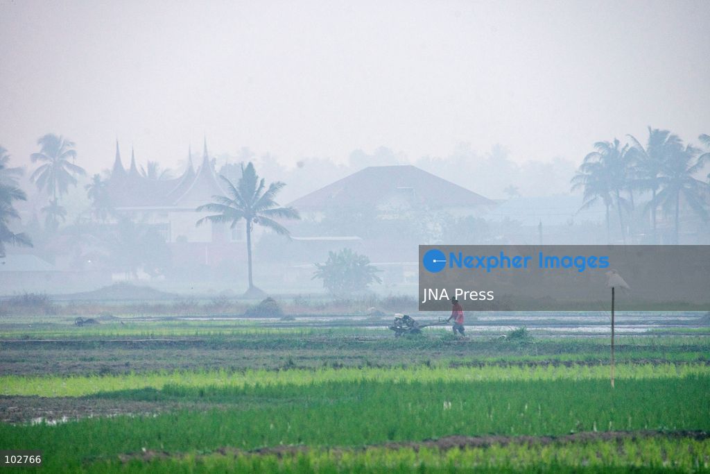 SOLOK, WEST SUMATRA, INDONESIA – OCTOBER 7, 2026: Residents move through Solok, West Sumatra, amid haze linked to widespread forest and land fires on the Indonesian islands of Sumatra and Kalimantan. The fires have contributed to persistent air pollution affecting parts of Indonesia, Malaysia and Singapore. Data from IQAir indicated that the air quality index in West Sumatra reached 189, a level classified as unhealthy and approaching the very unhealthy range. The prolonged haze has affected visibility and raised concerns over air quality and public health across affected areas. The fires are part of recurring seasonal wildfire and land-burning incidents in Indonesia that can produce extensive smoke and transboundary haze. Photo by Wawan Kurniawan / JNA Press. (Photo by Wawan Kurniawan/JNA Press via Nexpher Images)