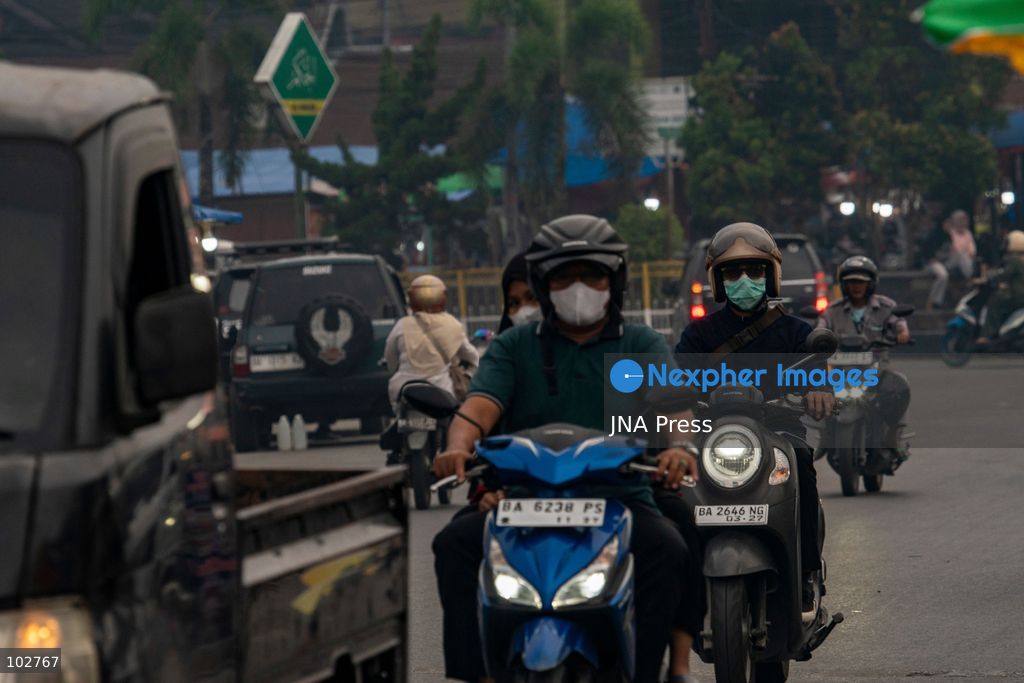 SOLOK, WEST SUMATRA, INDONESIA – OCTOBER 7, 2026: Residents move through Solok, West Sumatra, amid haze linked to widespread forest and land fires on the Indonesian islands of Sumatra and Kalimantan. The fires have contributed to persistent air pollution affecting parts of Indonesia, Malaysia and Singapore. Data from IQAir indicated that the air quality index in West Sumatra reached 189, a level classified as unhealthy and approaching the very unhealthy range. The prolonged haze has affected visibility and raised concerns over air quality and public health across affected areas. The fires are part of recurring seasonal wildfire and land-burning incidents in Indonesia that can produce extensive smoke and transboundary haze. Photo by Wawan Kurniawan / JNA Press. (Photo by Wawan Kurniawan/JNA Press via Nexpher Images)