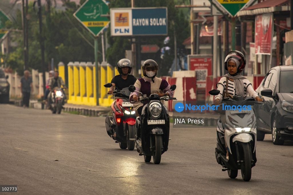 SOLOK, WEST SUMATRA, INDONESIA – OCTOBER 7, 2026: Residents move through Solok, West Sumatra, amid haze linked to widespread forest and land fires on the Indonesian islands of Sumatra and Kalimantan. The fires have contributed to persistent air pollution affecting parts of Indonesia, Malaysia and Singapore. Data from IQAir indicated that the air quality index in West Sumatra reached 189, a level classified as unhealthy and approaching the very unhealthy range. The prolonged haze has affected visibility and raised concerns over air quality and public health across affected areas. The fires are part of recurring seasonal wildfire and land-burning incidents in Indonesia that can produce extensive smoke and transboundary haze. Photo by Wawan Kurniawan / JNA Press. (Photo by Wawan Kurniawan/JNA Press via Nexpher Images)
